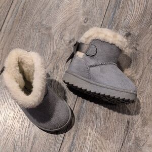 Primark Gray Kids Boots with Cream Fur